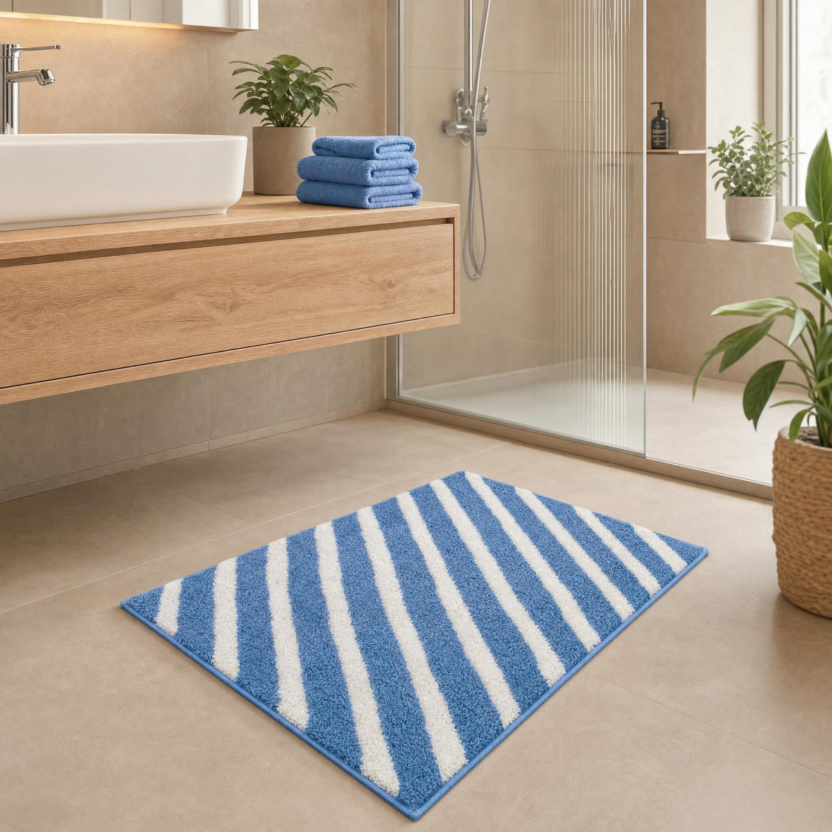 Blau-weißer Badteppich mit Wellenmuster in modernem Badezimmer.