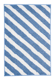 Blauer Teppich mit weißen diagonalen Streifen.