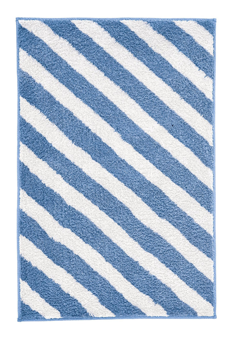 Blauer Teppich mit weißen diagonalen Streifen.