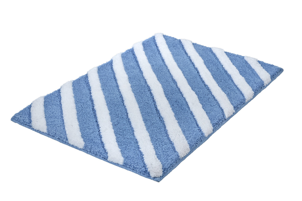 Blauer Badteppich mit weißen Streifen auf weißem Hintergrund.
