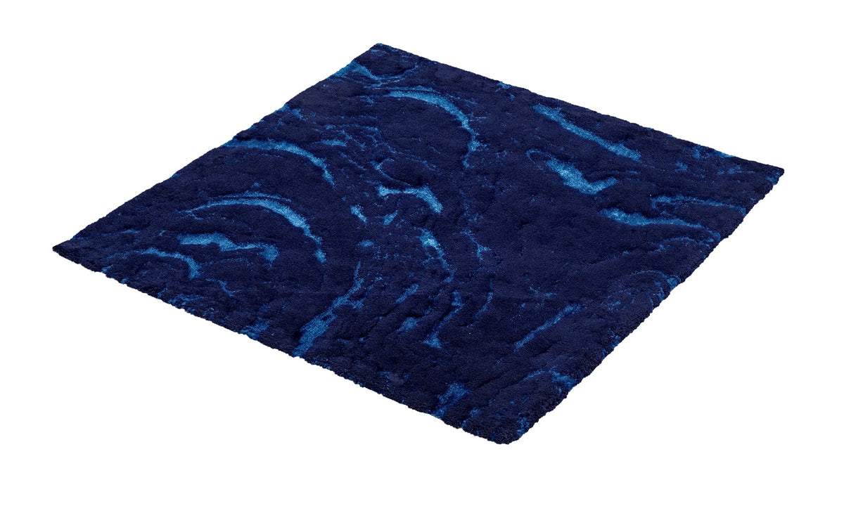 Quadratische, weiche dunkelblaue Badematte mit hellblauer Struktur