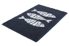 Dunkelblaue Badematte mit drei kleinen weißen, stilisierten Fischmotiven