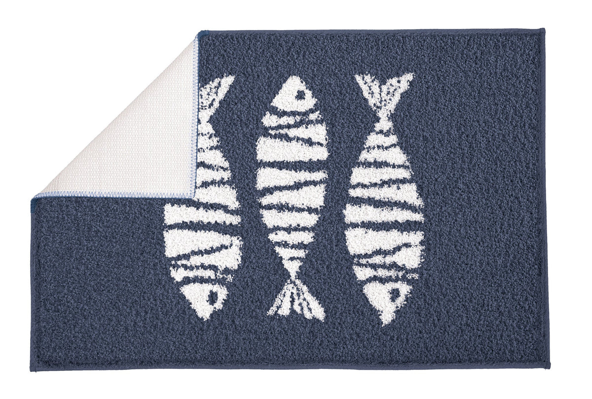 Blauer Badematte mit drei weißen Fischmotiven und umgeschlagener Ecke