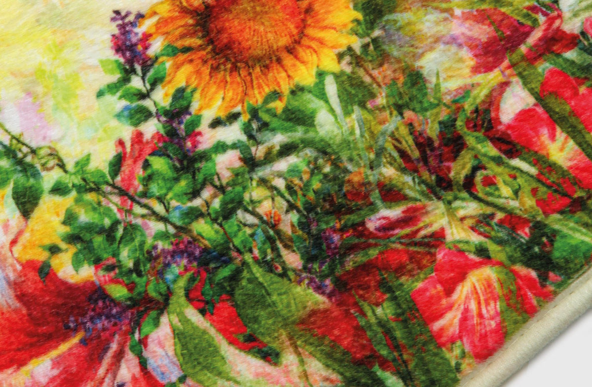 Badteppich mit farbenfrohem Blumenmotiv in Aquarelloptik.