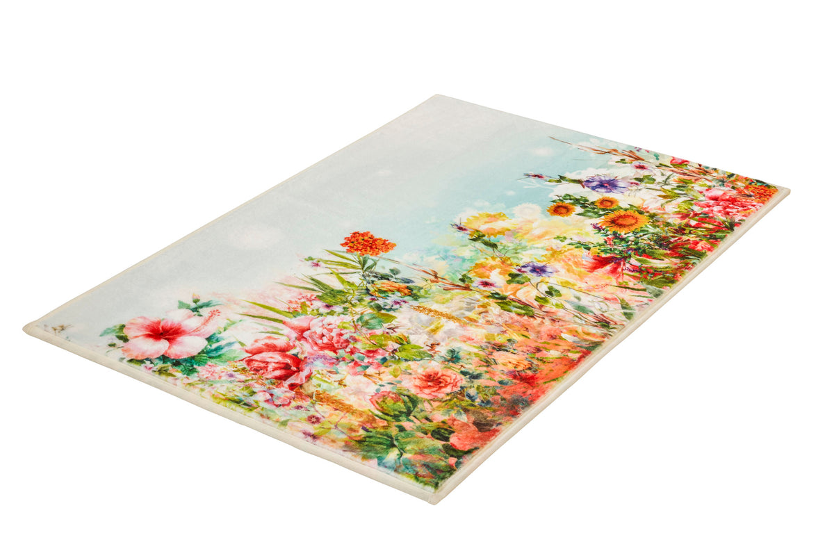 Badteppich mit buntem Blumenmuster vor hellblauem Hintergrund.