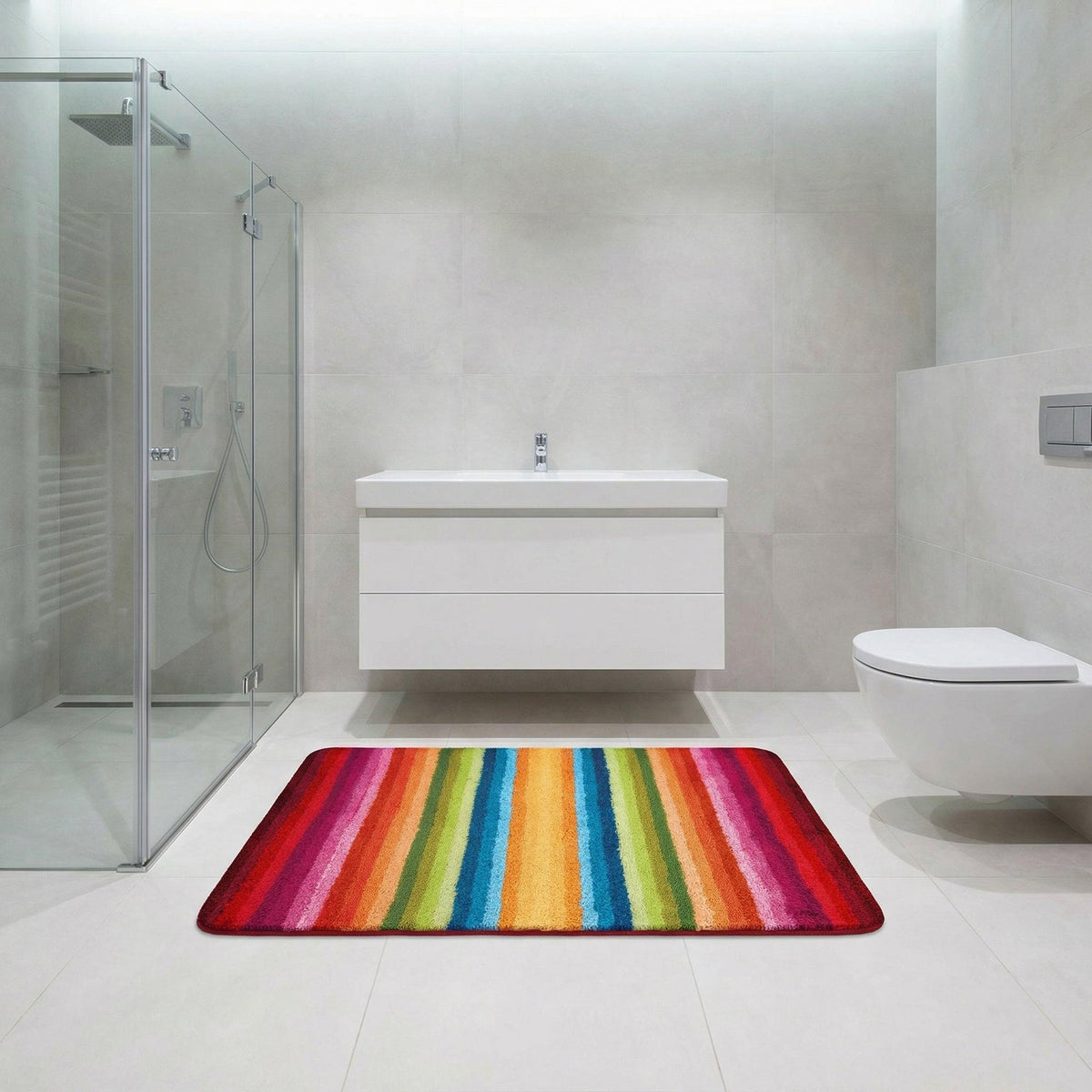 Bunter Badteppich mit Regenbogenstreifen in modernem weißen Badraum