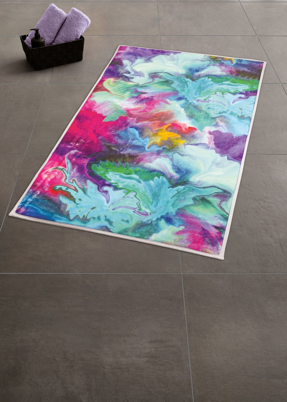 Bunter Badteppich mit abstraktem Aquarellmuster auf grauem Boden