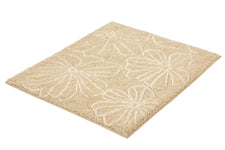 Cremefarbener Teppich mit floralem Muster in rechteckiger Form.