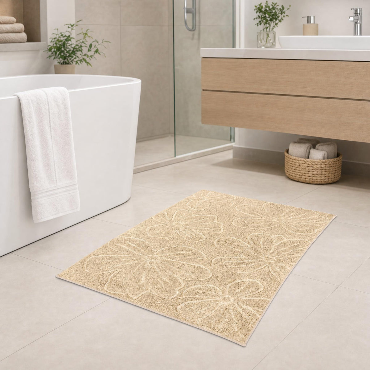 Beigefarbener Badteppich mit Blumenmuster in modernem Badezimmer.