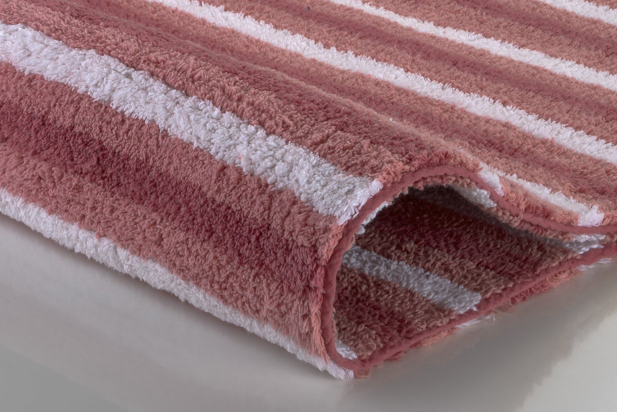 Roséfarbener Badematte mit weißen Streifen in Nahaufnahme gelegt