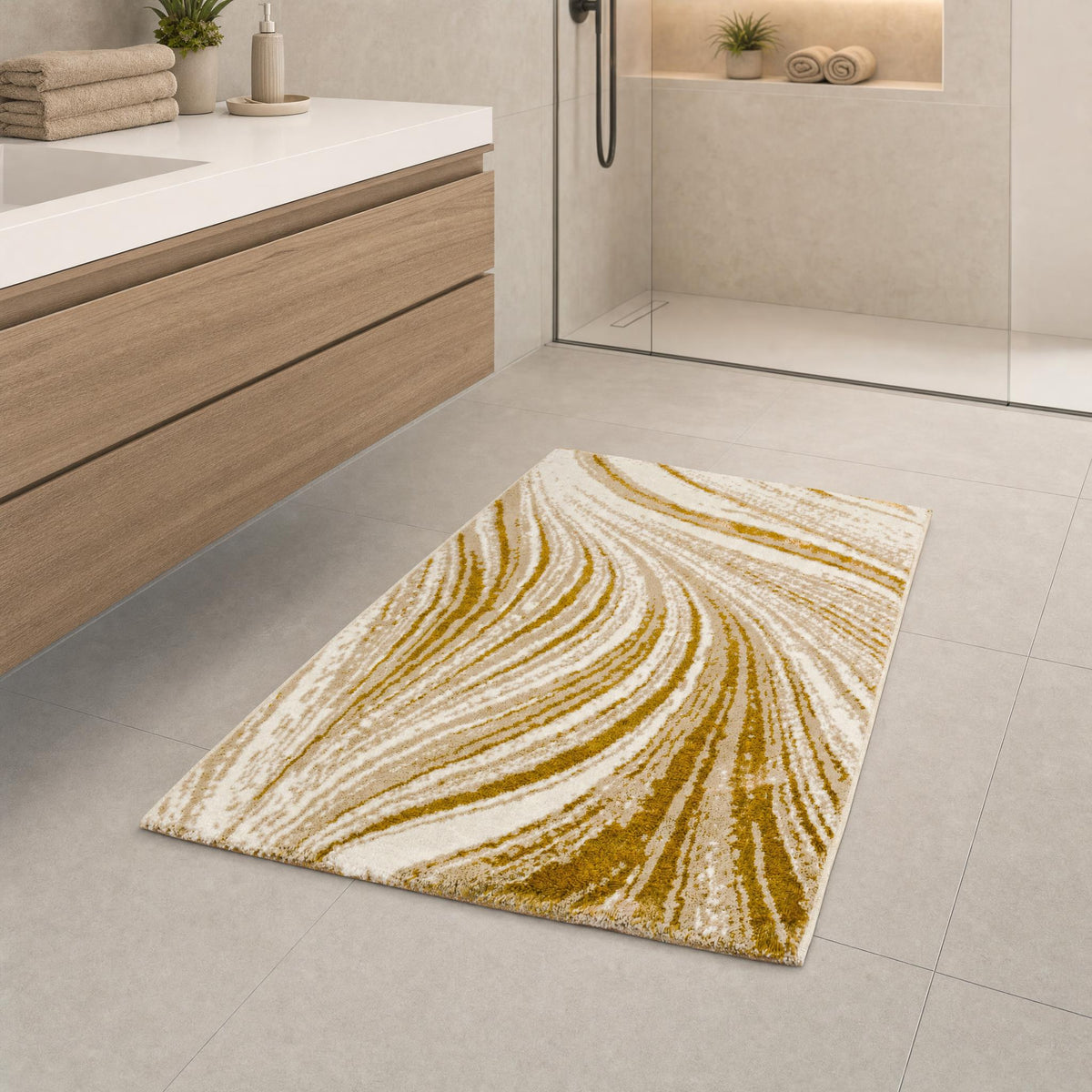 Beiger Badteppich mit goldfarbigem Wellenmuster in modernem Badezimmer.