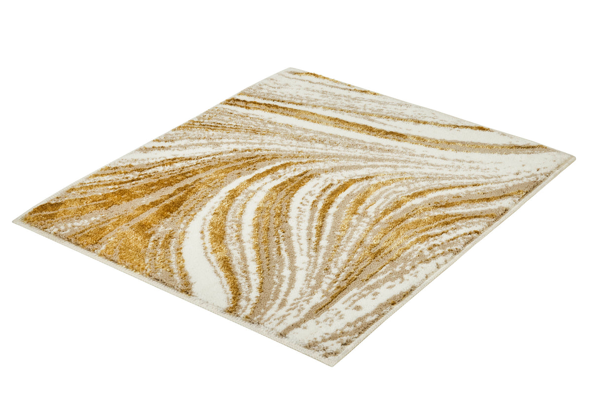 Cremefarbiger Teppich mit goldfarbigem Wellenmuster in Perspektivansicht.