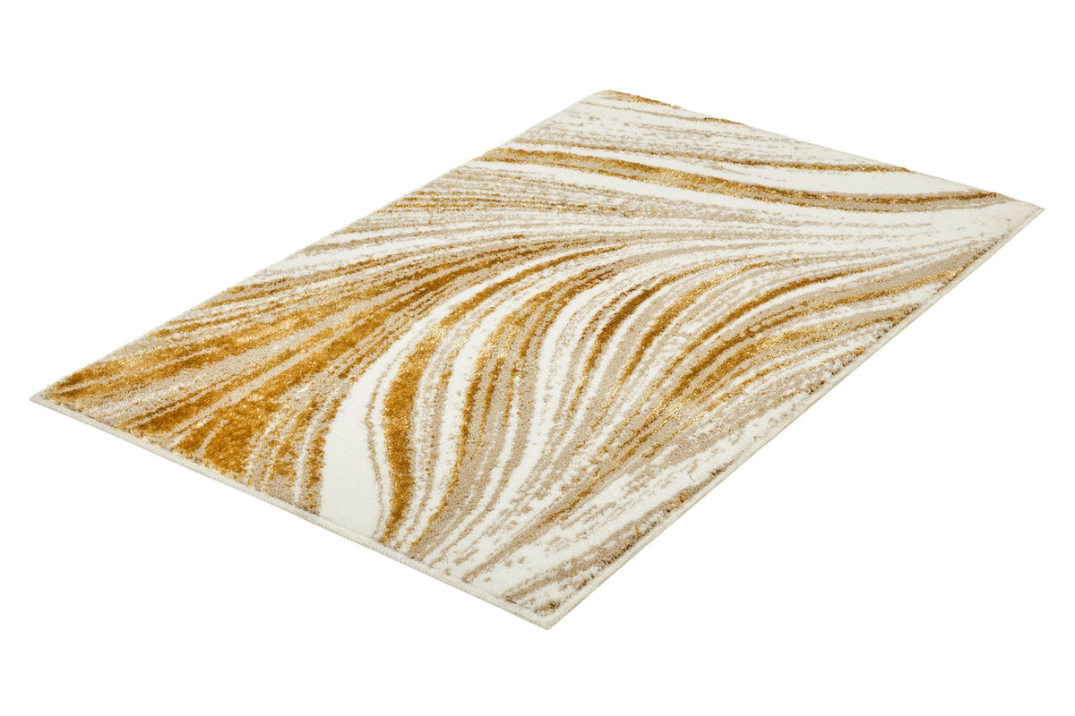 Cremefarbiger Teppich mit goldfarbigem Wellenmuster in Schrägansicht.