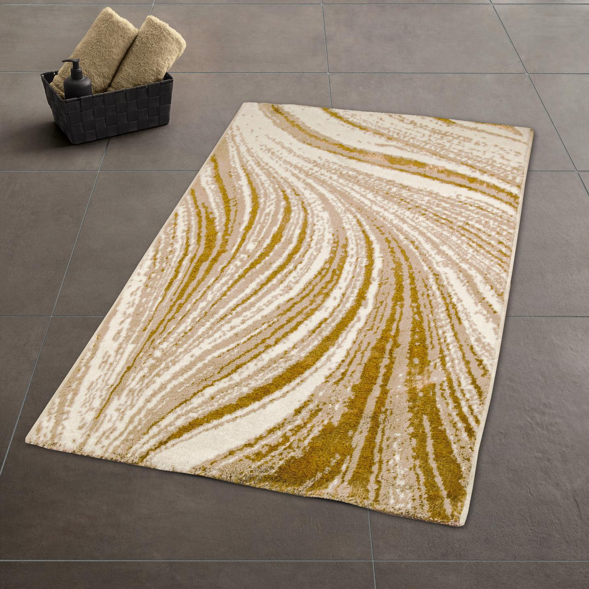 Gemusterter Teppich in Creme und Goldfarbig auf grauen Fliesen.