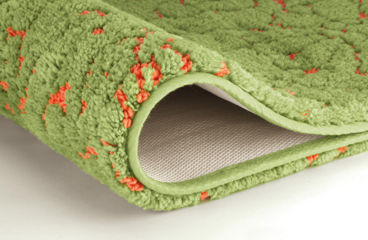 Grüner Badteppich mit orangenen Akzenten, umgeschlagen im Detail.