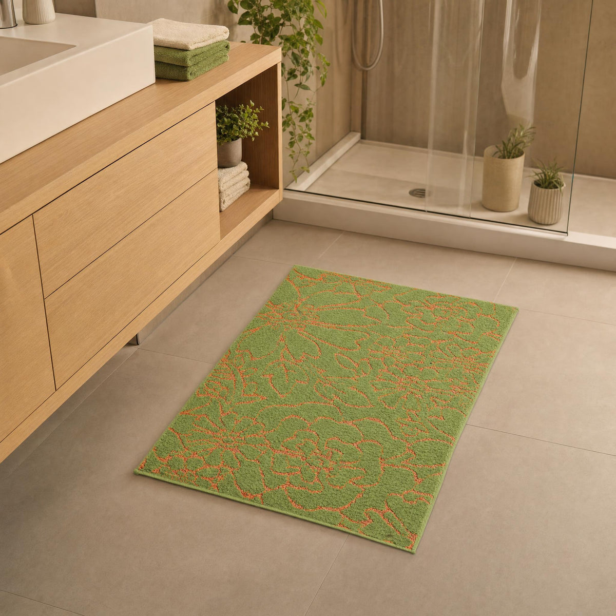 Grüner Badteppich mit Blumenmuster in einem hellen modernen Badezimmer.