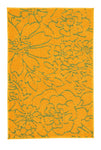 Gelber Badteppich mit grünem floralem Muster.
