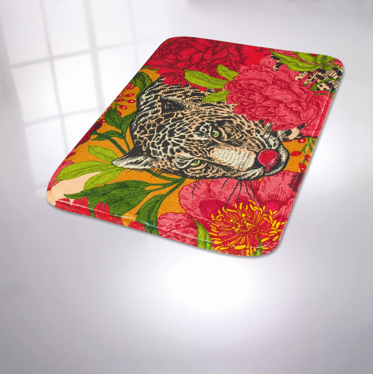 Bunte, auffällige Badematte mit Leopardenmotiv und roten Blumen