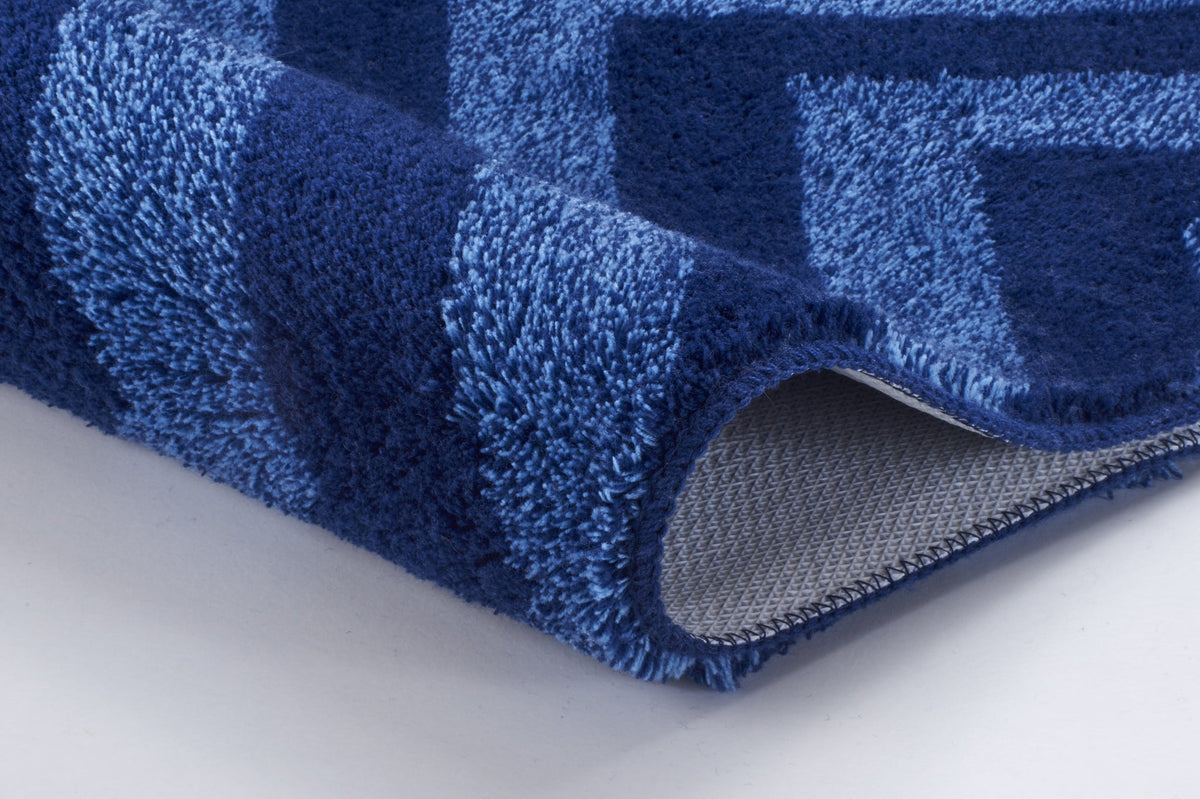 Nahaufnahme blau gemusterter Badteppich mit sichtbarer Unterseite