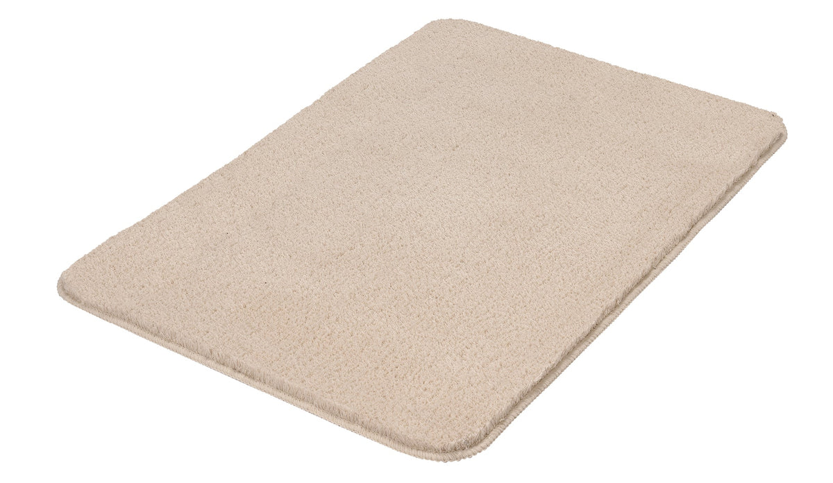 Rechteckige, beige Badematte mit weicher, hochfloriger Oberfläche