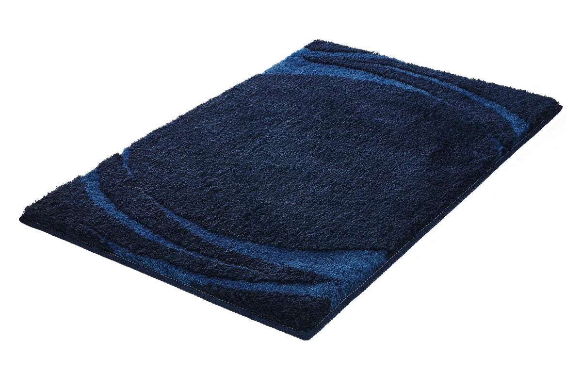 Dunkelblaue Badematte mit dezentem Wellenmuster in hellblau gemustert