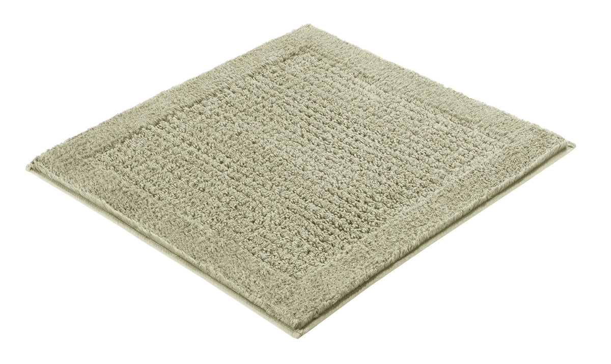 Quadratische, beigefarbene Badematte mit hohem, weichem Florrand und Struktur
