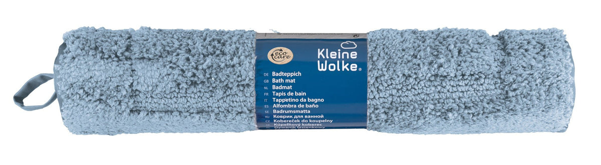 Zusammengerollter hellblauer Badematte-Teppich mit Etikett vorn
