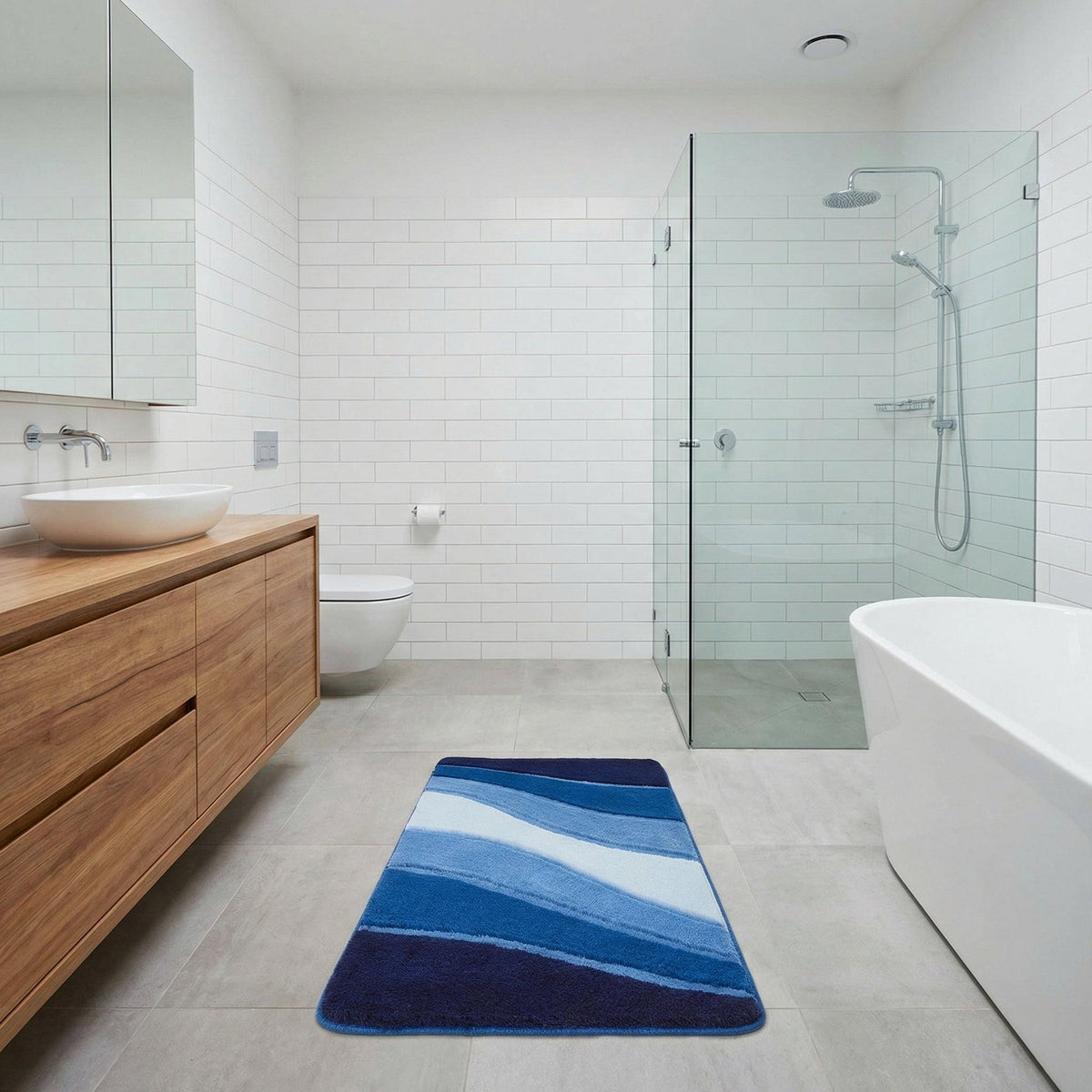 Blauer Badematte mit Wellenmuster in modernem, hellen Badezimmer
