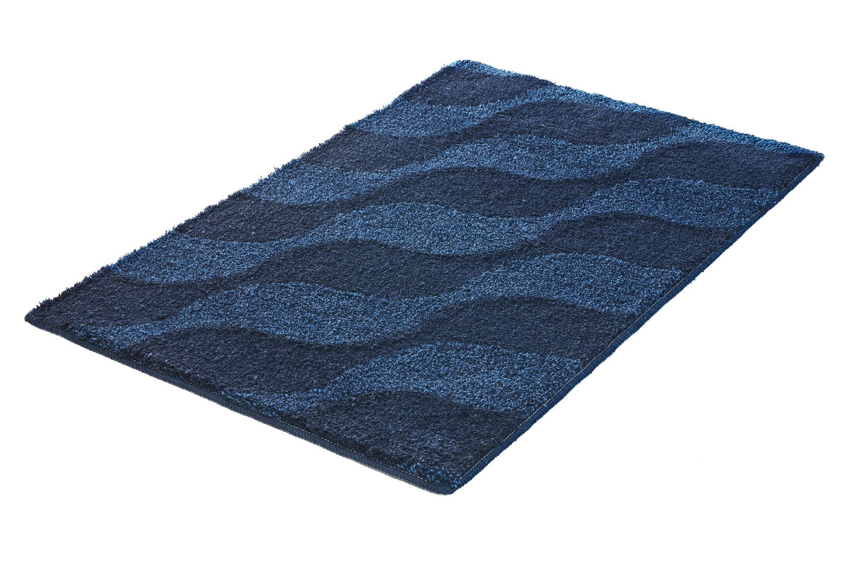 Rechteckige blaue, flauschige Badematte mit dunkelblauem Wellenmuster