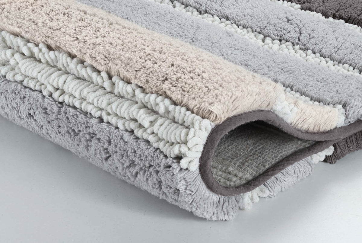 Gefaltete Badematte mit breiten Streifen in Grau, Beige und Weiß