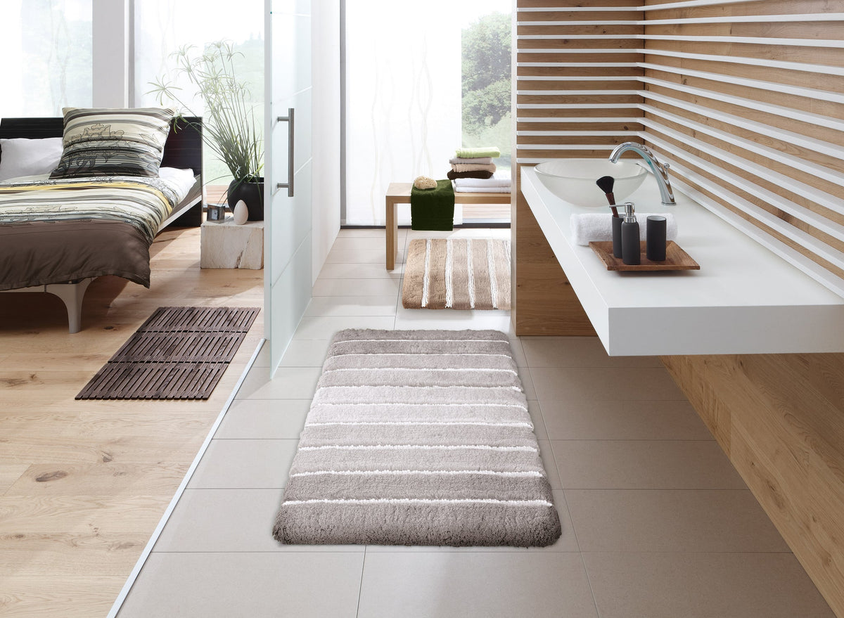 Modernes Bad mit cremefarbenem Hochflor-Badteppich vor Waschtisch