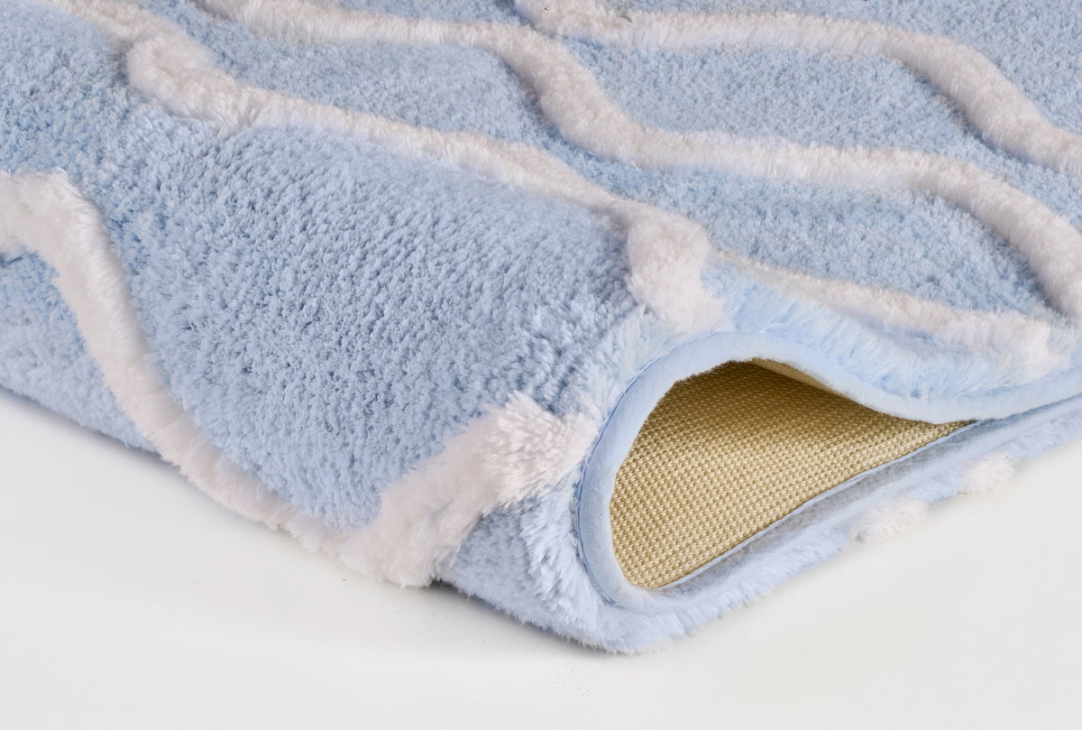 Hellblauer Badematte-Teppich mit weißem Muster und rutschfester Unterseite