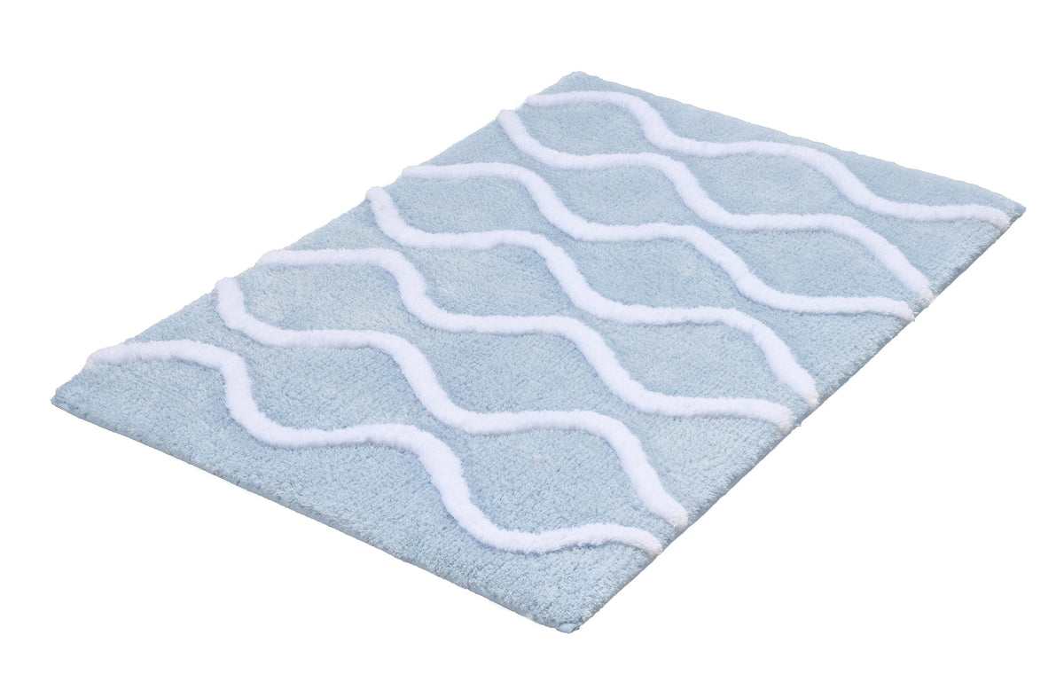 Hellblaue Badematte mit weissem Wellenmuster aus weichem Hochflor