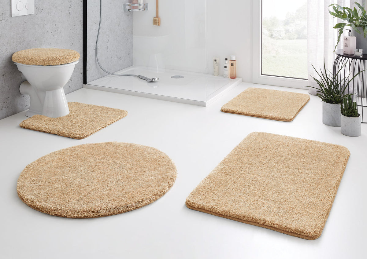 Modernes Bad mit beigem Badematten-Set und passendem WC-Deckelbezug