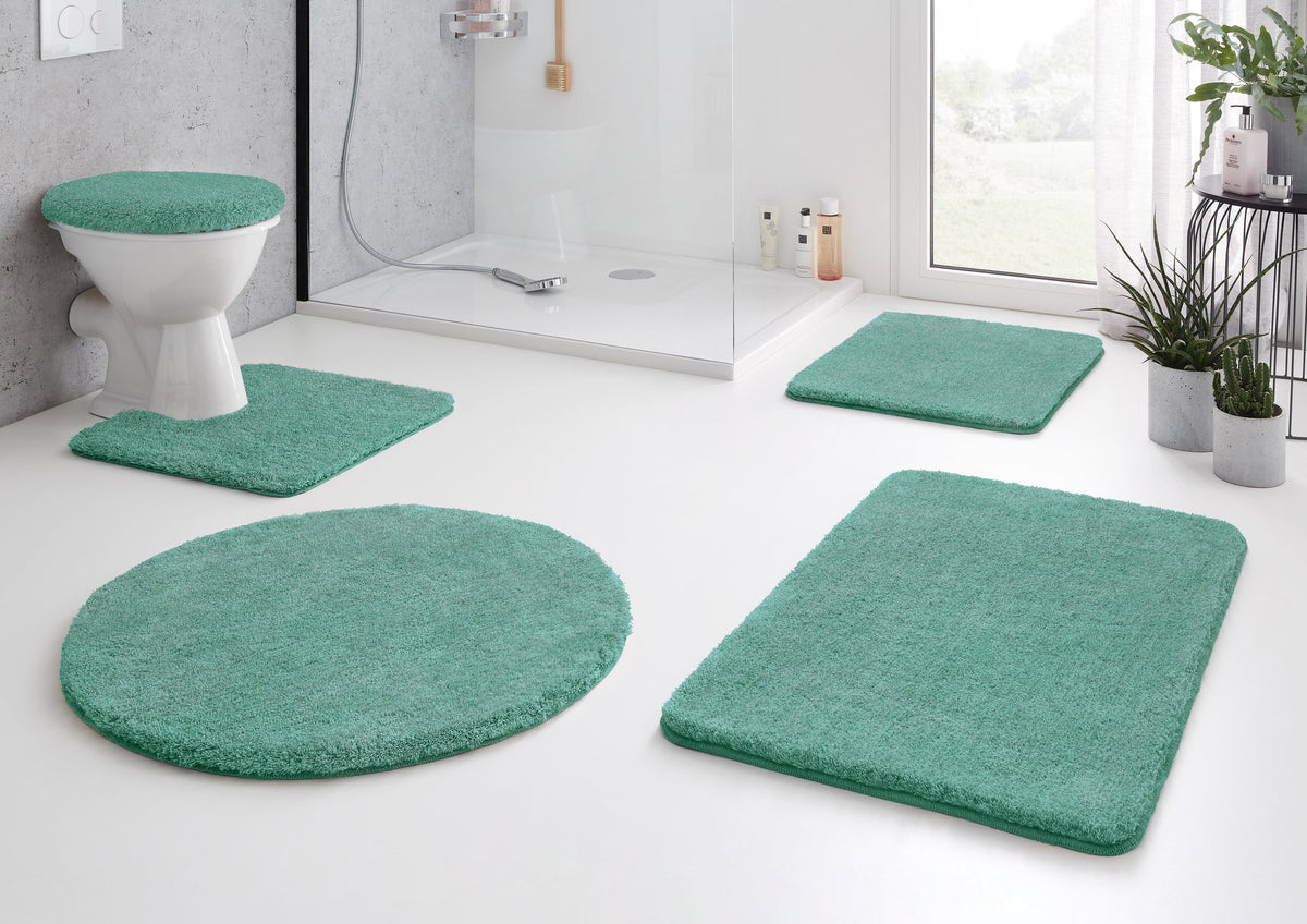 Türkisfarbige Badematten-Set mit WC-Deckelbezug im modernen Badraum