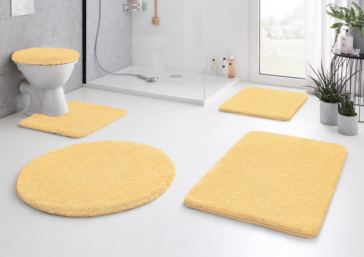 Gelbe Badematten-Garnitur mit WC-Deckelbezug in modernem, hellen Bad