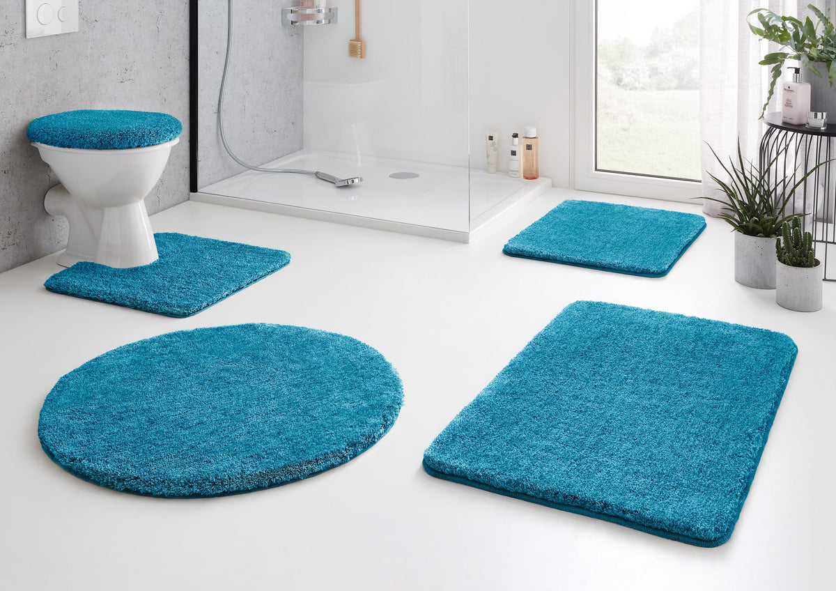 Türkises Badteppich-Set mit WC-Deckelbezug in heller, moderner Dusche