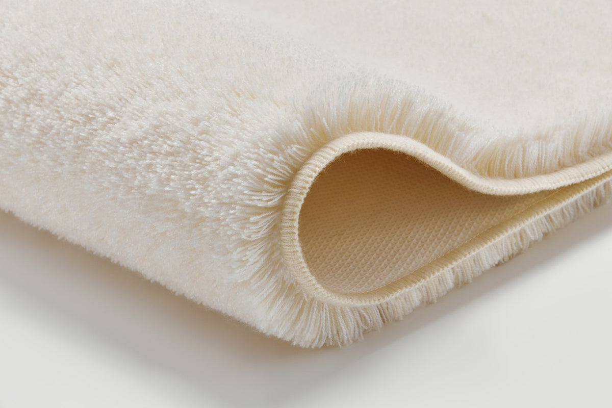 Nahaufnahme eines gefalteten cremefarbenen weichen Frottee-Handtuchs
