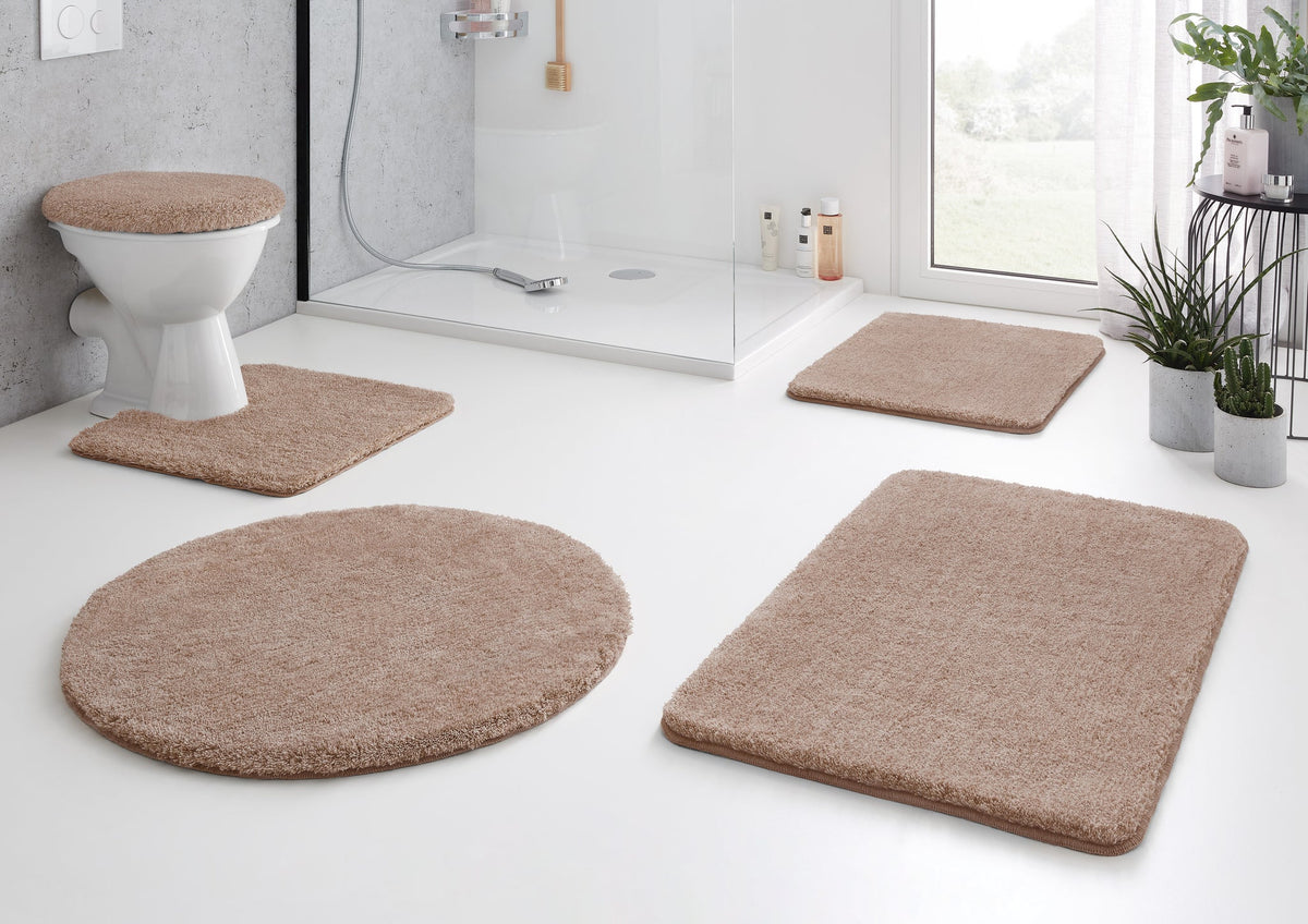 Beiges Badteppich-Set mit WC-Deckelauflage in modernem Badezimmer