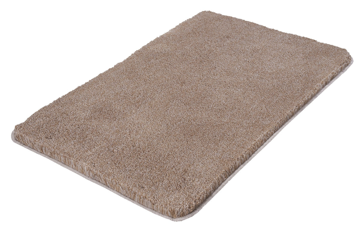 Rechteckige beige Badematte mit dichtem, hohem Flor in Nahansicht
