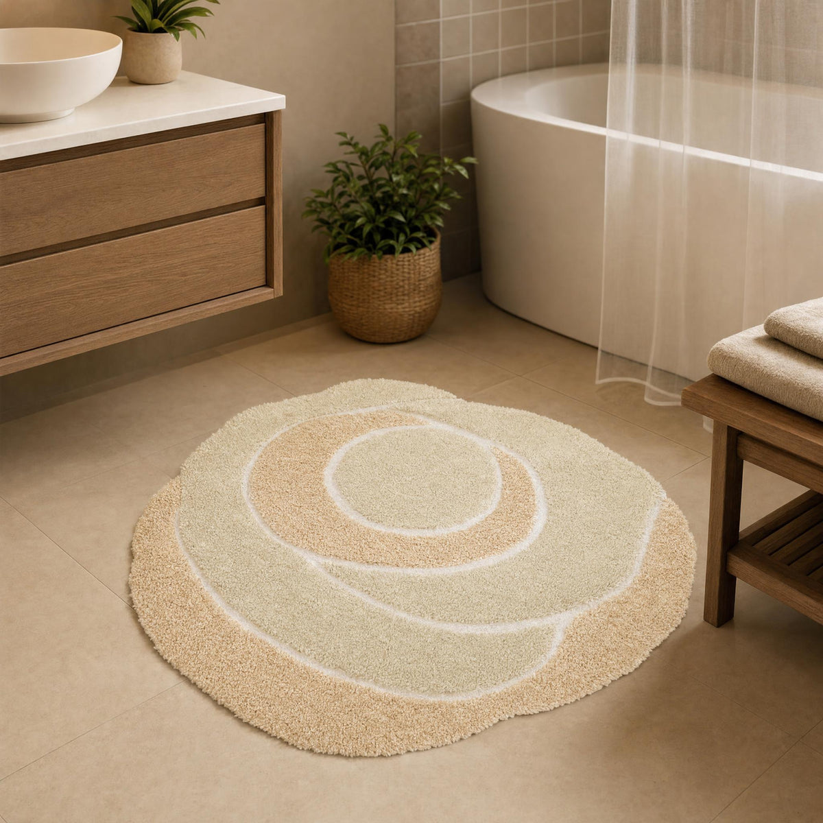 Runder cremefarbener Badteppich mit Muster in modernem Badezimmer.