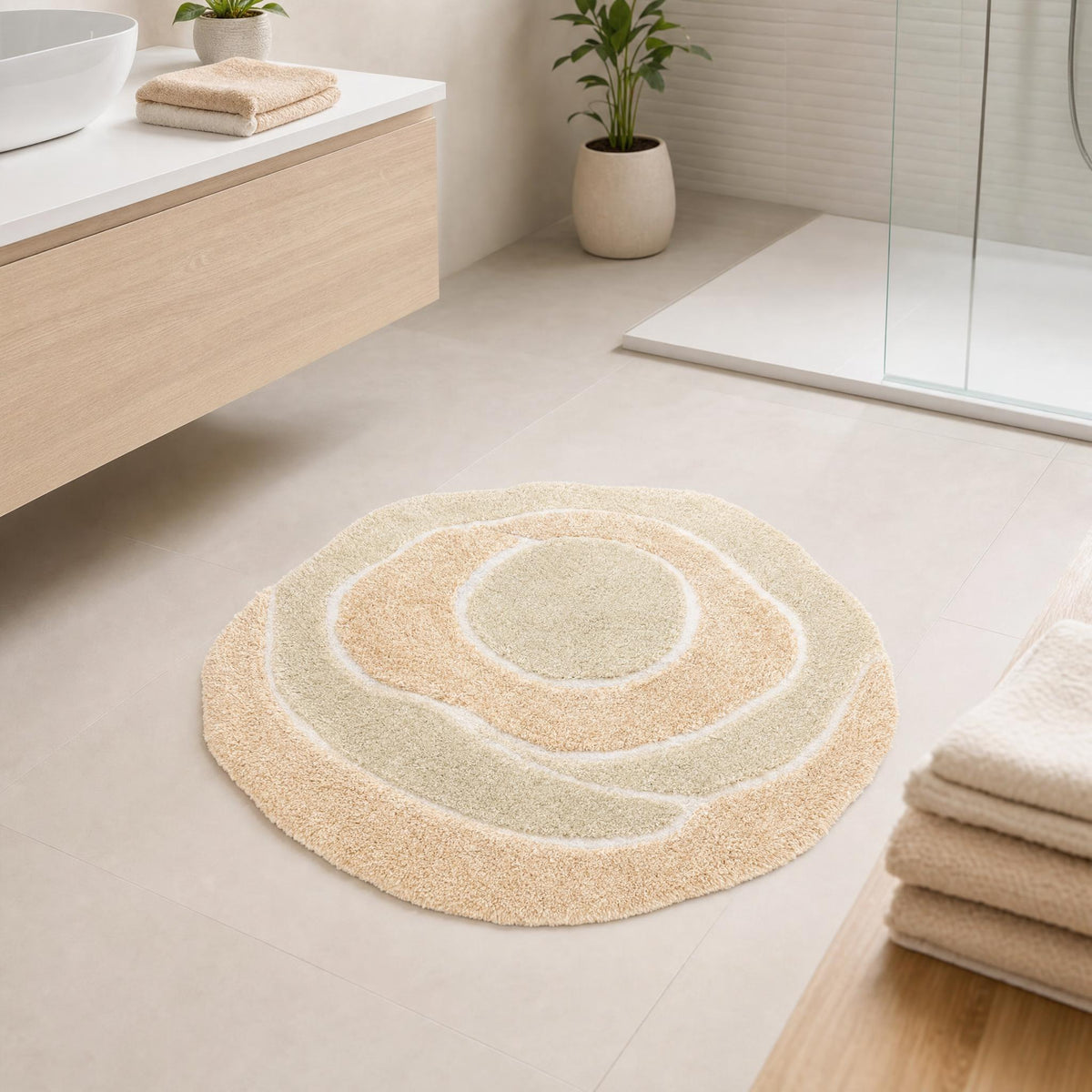 Runder cremefarbener Badteppich mit Muster in modernem Badezimmer.