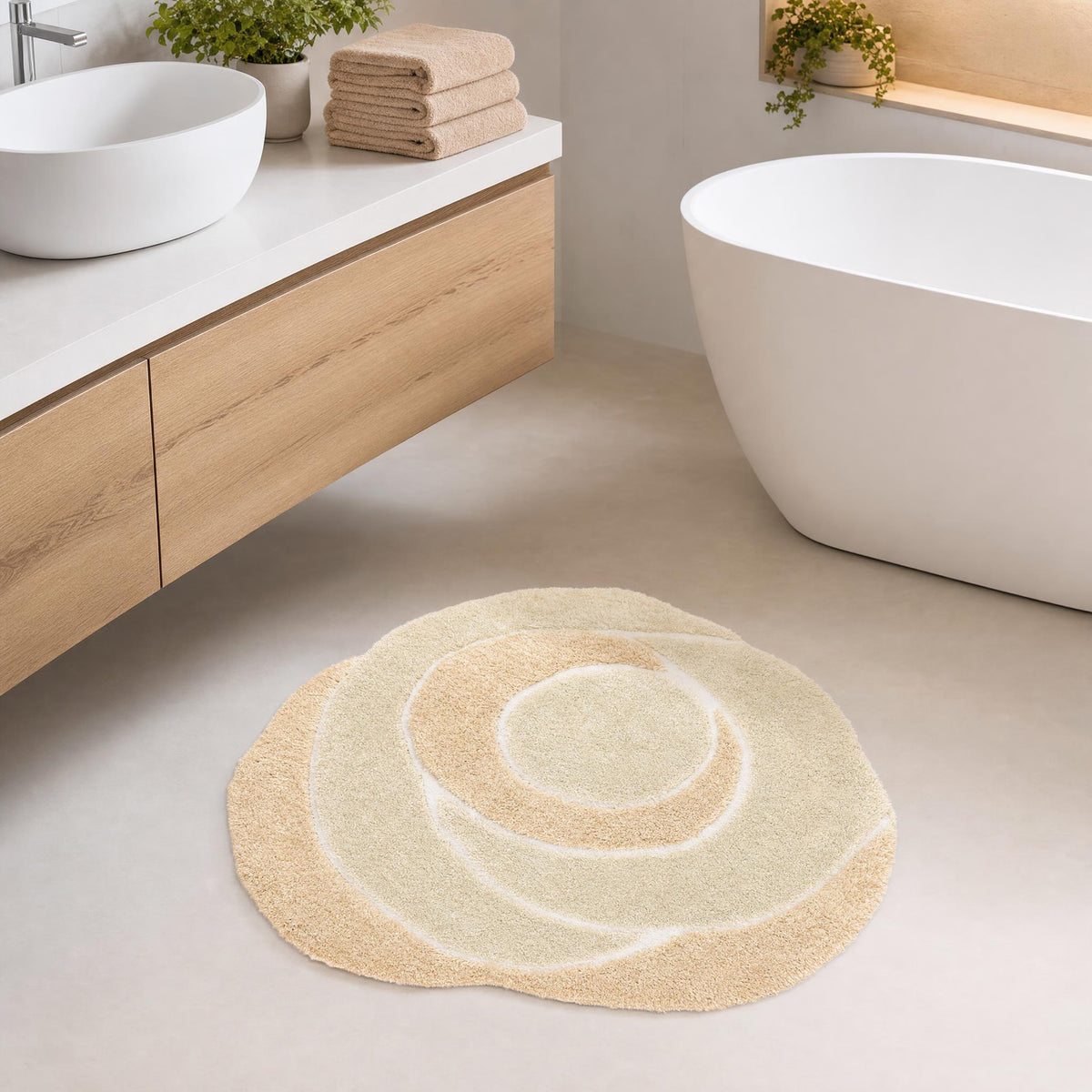 Cremefarbiger Badteppich in modernem Bad mit Wanne, Waschtisch und Pflanzen.