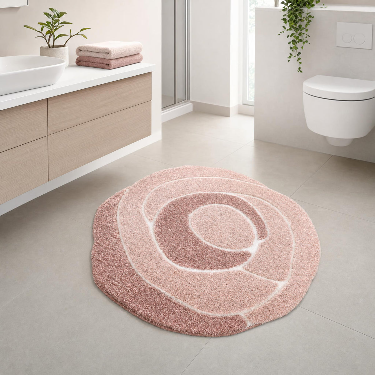 Rosafarbiger Badteppich in modernem, hellem Badezimmer.