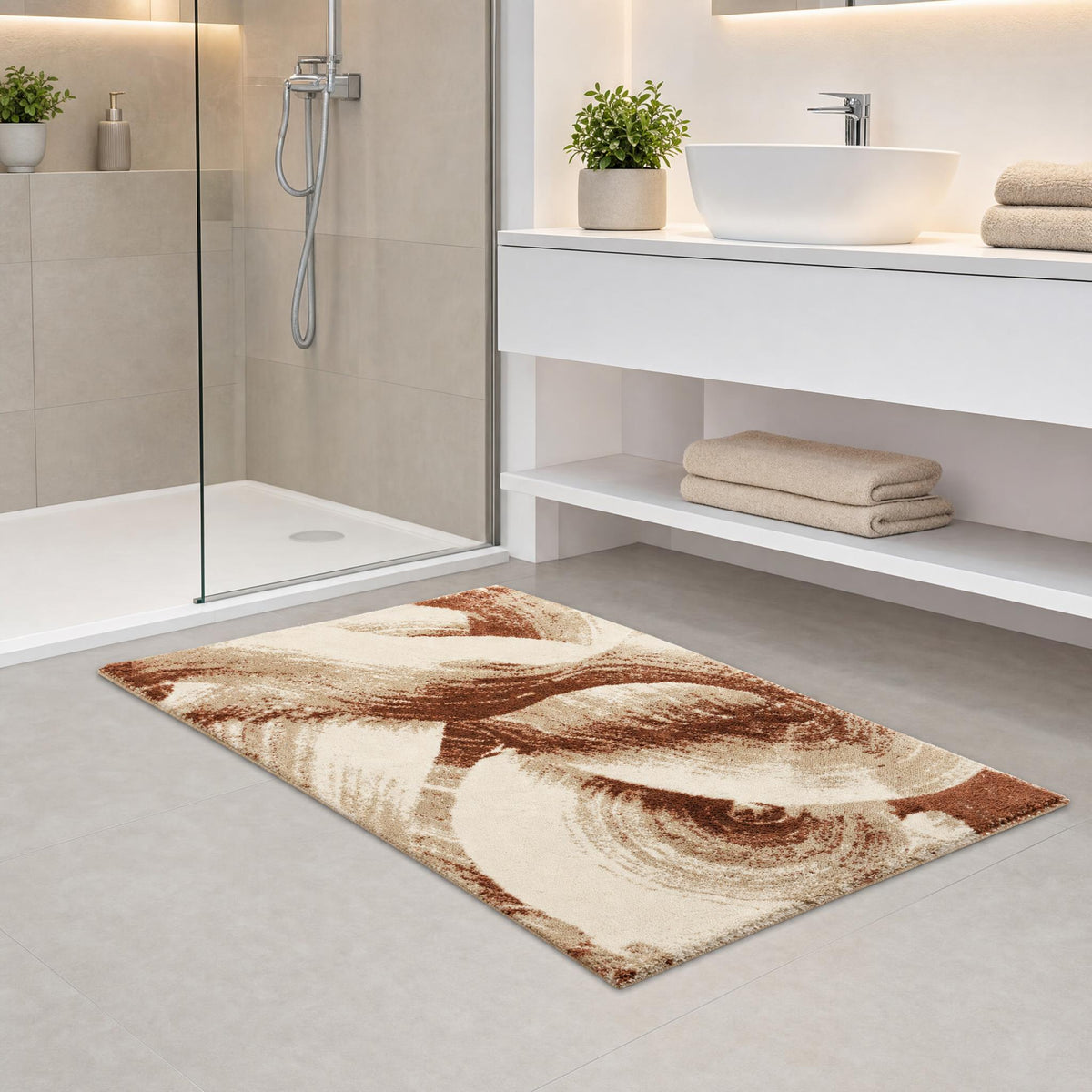 Gemusterter Badteppich in Beige und Braun vor Dusche und Waschtisch.