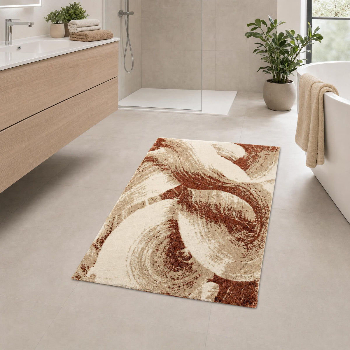Abstrakter Teppich in Beige und Braun in modernem Badezimmer.