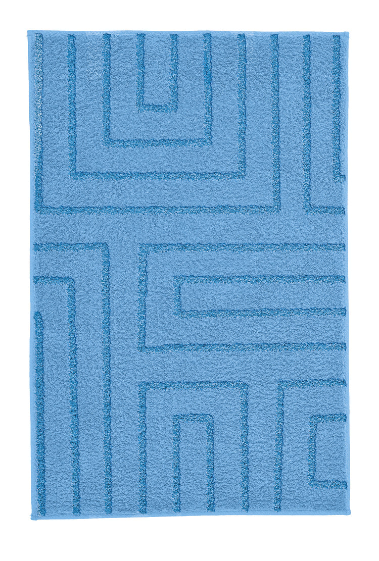 Hellblaue Badematte mit geometrischem Linienmuster.