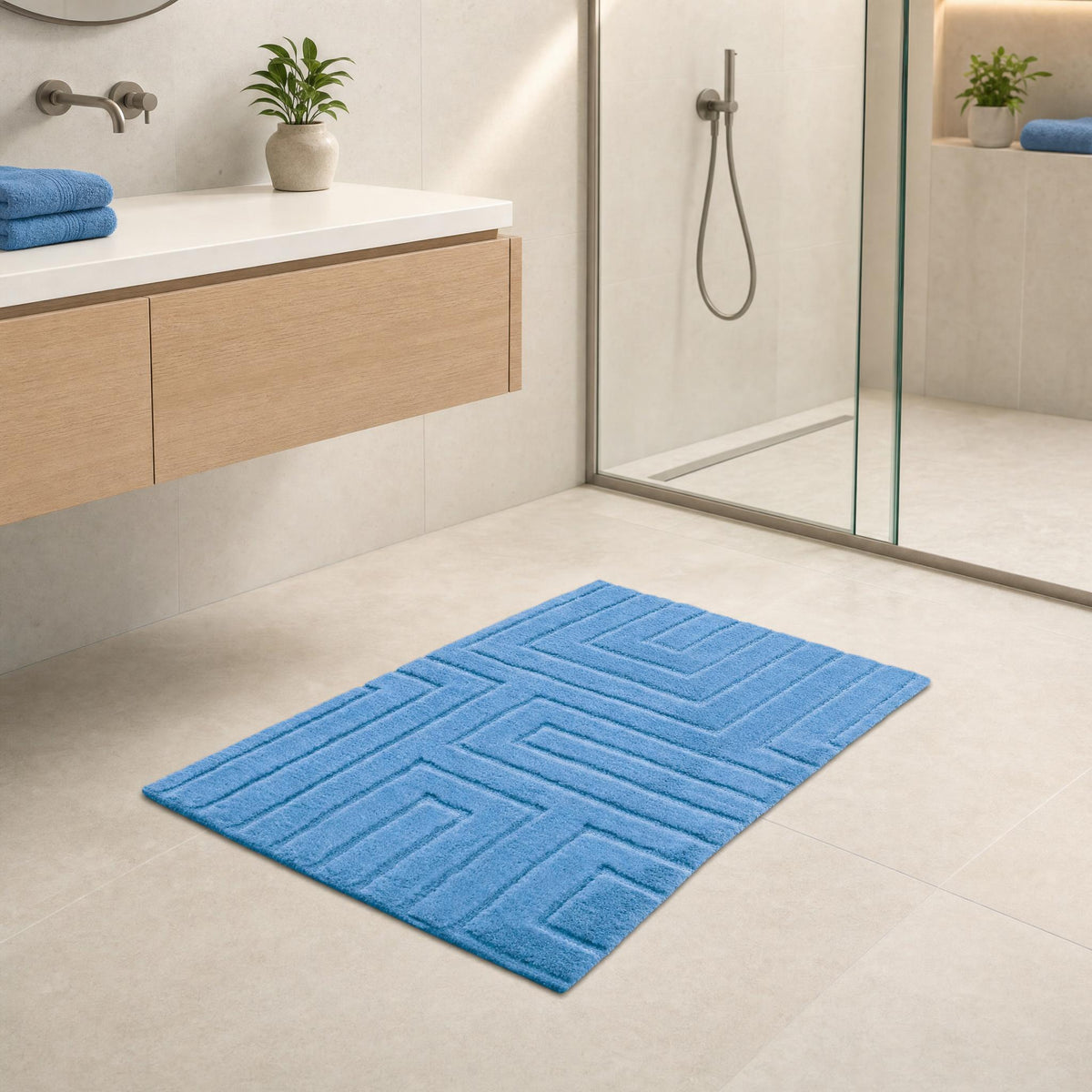 Blauer Badteppich in modernem Bad vor Dusche und Waschtisch.