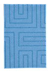 Hellblaue Badematte mit geometrischem Linienmuster.