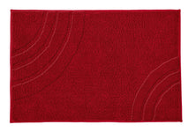 Rote Badematte mit dezentem Bogenmuster und Strukturoberfläche aus Textil